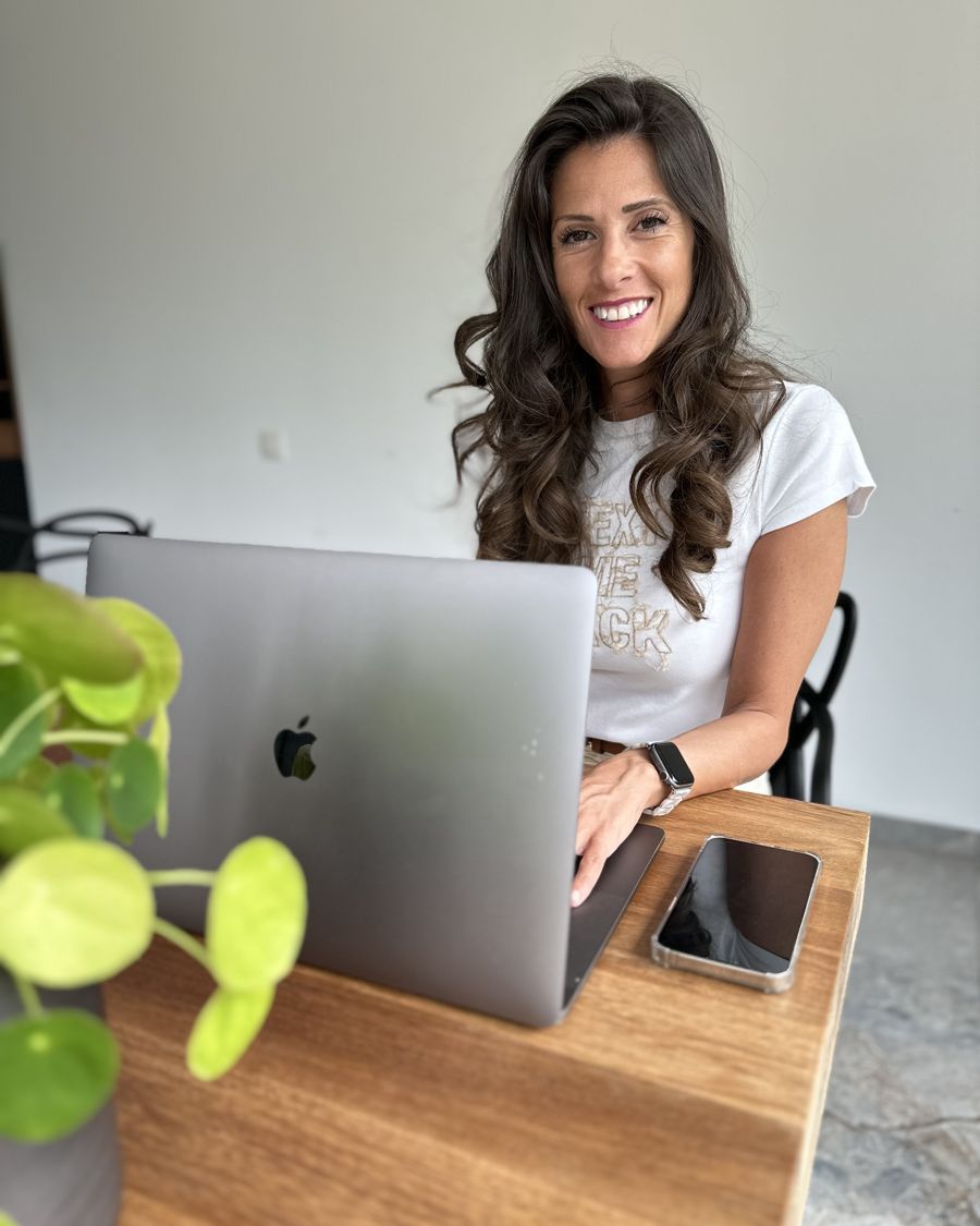 Gloria Cirelli, fondatrice de Gloria Creative, souriante à son bureau